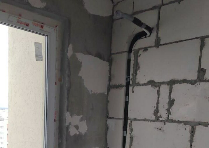 закладка фреономагистрали на стадии ремонта